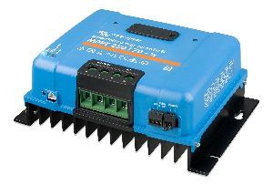 SmartSolar charge controller MPPT 250/70-Tr (right)
